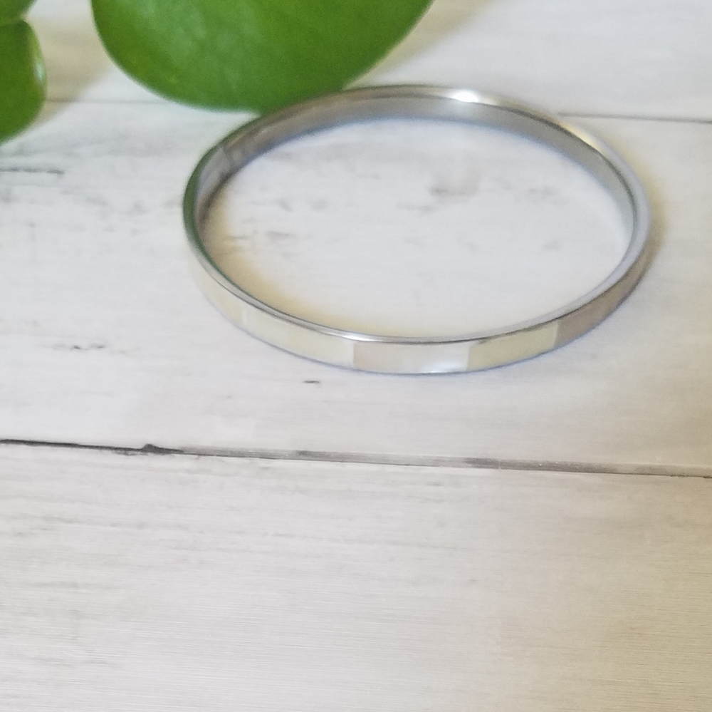 White Seaside Shell Bangle - Picture 2 of 4